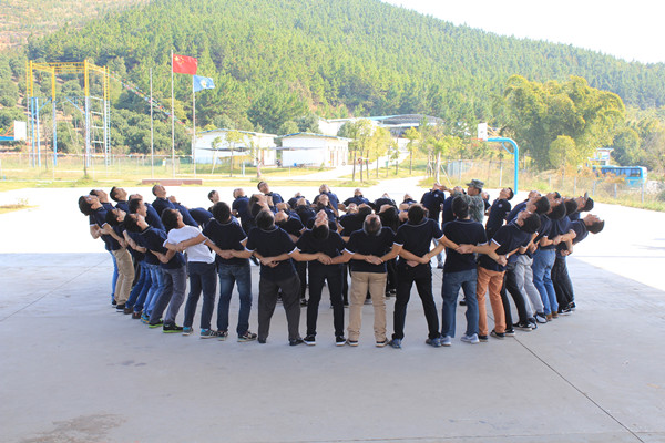 院工会会员在场地教练指导下进行团队拓展训练1_副本.jpg